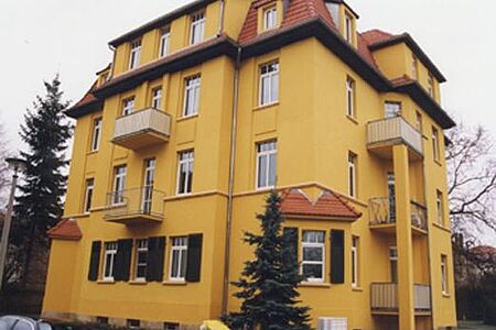 Mehrfamilienhaus nach Fassadensanierung und Malerarbeiten