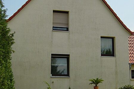 Wohnhaus mit verwitterter Fassade