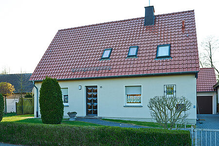 Kleines Wohnhaus mit mintgrüner Fassade