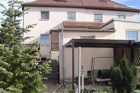 Wohnkomplex mit überdachter Terrasse 