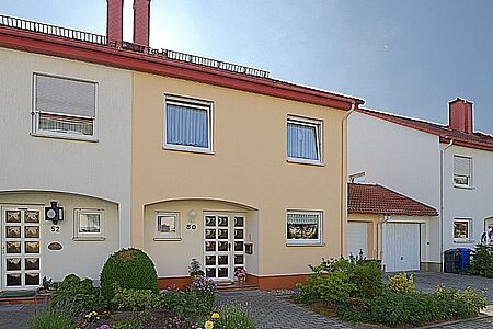 Doppelhaus mit Fassade in strahlendem Weiß und Pfirsich
