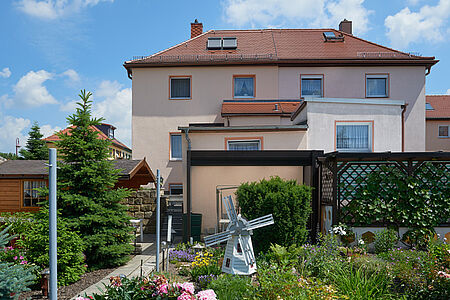 Wohnkomplex mit kleiner, üppiger Gartenanlage