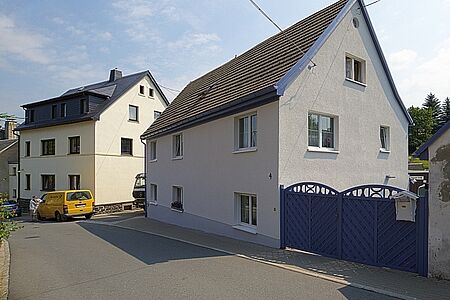 Wohnhaus mit frischer eierschalengelber Fassade