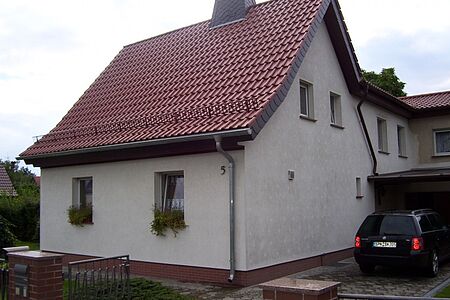 Haus mit schmutzig-weißer Fassade