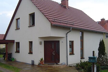 Einfamilienhaus mit weißer Fassade