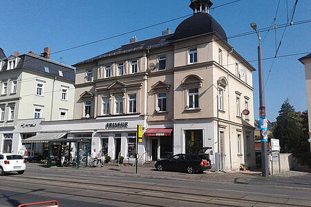Mehrfamilienhaus mit leicht verschmutzter Fassade in Beige