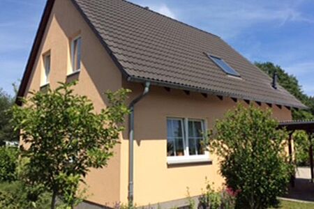 Einfamilienhaus mit Fassade in verschiedenen Orangetönen