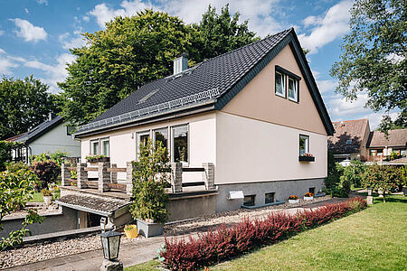 Einfamilienhaus mit ebenmäßiger Fassade in zwei Altrosanuancen
