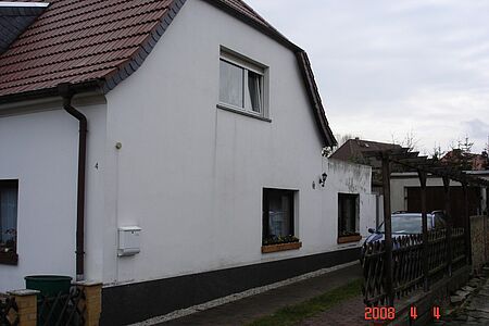 Haus mit verschmutzter Fassade in Weiß