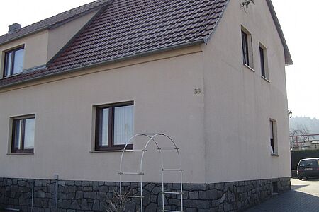 Reihenhaus mit veralteter und leichter verschmutzter beiger Fassade