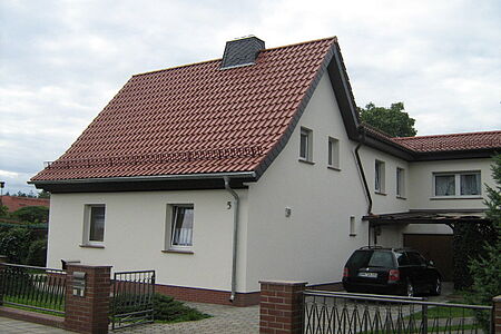 Haus mit frischer weißer Fassaden
