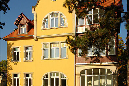 Mehrstöckige Villa mit gelber Fassade