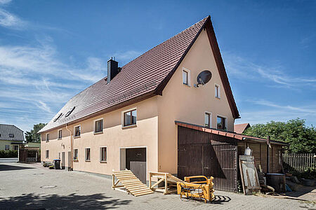 Zweifamilienhaus mit frischer Fassade in hellem Apricot