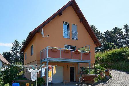Oranges Wohnhaus mit modernem Stahlbalkon