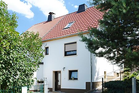 Weißes Reihenhaus mit frisch gestrichener Fassade