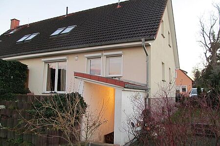 Braun verputztes Einfamilienhaus vor der Fassadensanierung