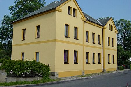 Großes Haus mit einer Fassade in sonnigem Gelb