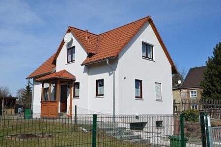 Großes, unterkellertes Einfamilienhaus mit strahlend weißer Fassade