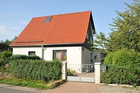 Weißes Einfamilienhaus im Grünen