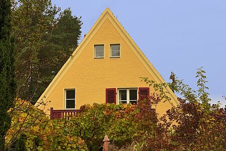 Oranges Haus mit spitzem Dach