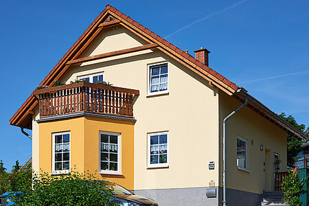 Großes Wohnhaus in verschiedenen Orangetönen
