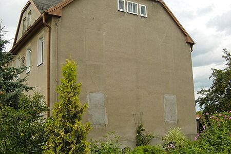 Dreistöckige Villa mit braunem Putz