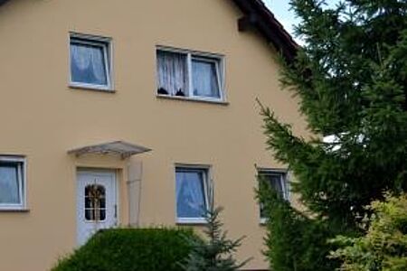Wohnhaus mit frisch gestrichener Fassade in Pastellorange