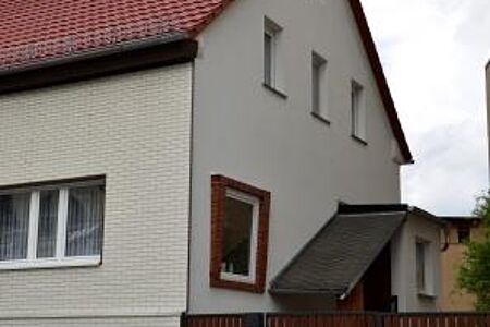 Wohnhaus mit weißen Spezialputzfassaden nach der Sanierung