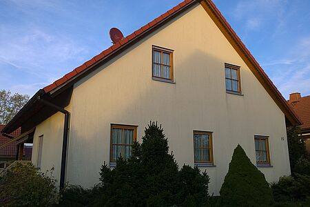Wohnhaus mit pastelloranger Fassade