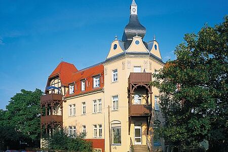 Mehrfamilienhaus mit neun Wohneinheiten und Turmspitze