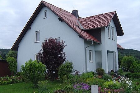 Großes Einfamilienhaus in hellem Blau