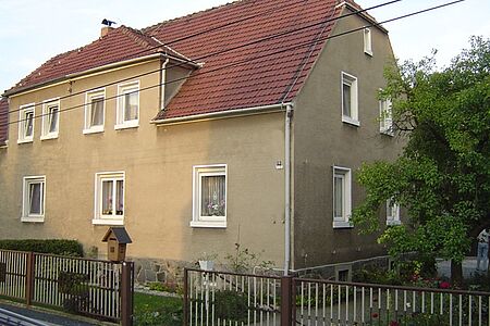 Grau-braunes Zweifamilienhaus mit Garten