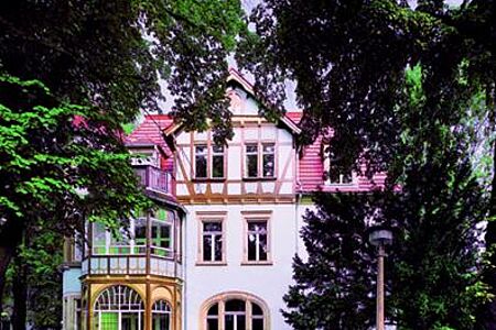 Wohn- und Geschäftshaus im Grünen