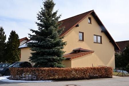 Orange Einfamilienhaus nach der Sanierung mit SPS Spezialputzfassaden