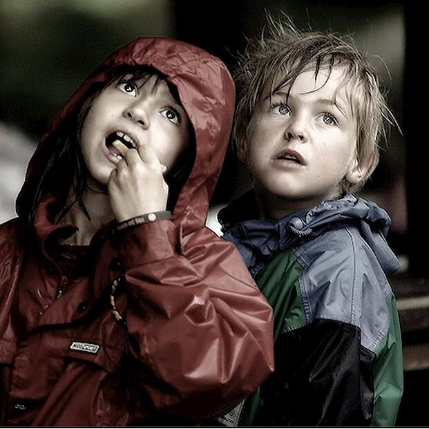 Zwei Kinder in Regenjacken