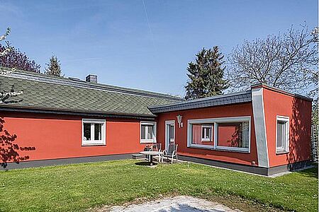 Bungalow mit knallroter Fassade