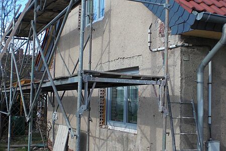 Einfamilienhaus während der Fassadensanierung
