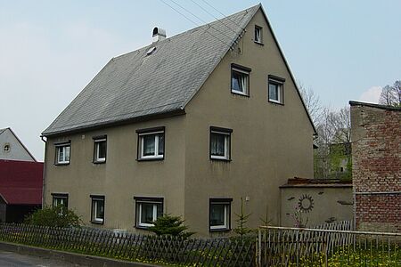 Khakifarbenes Mehrfamilienhaus