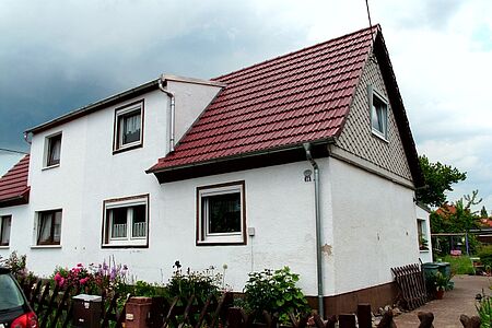 Doppelhaus mit schmutzig weißer Fassade