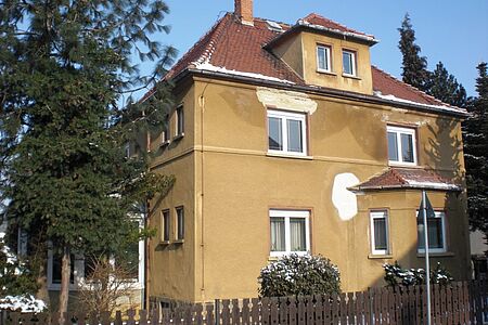 Villa mit sanierungsbedürftiger Fassade