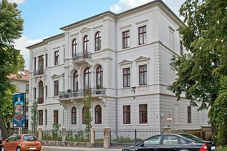 Sanierte Stadtvilla mit weißer Fassade