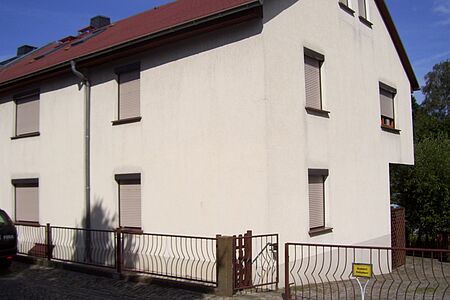 Doppelhaus mit veralteter Fassade in schmutzigem Weiß
