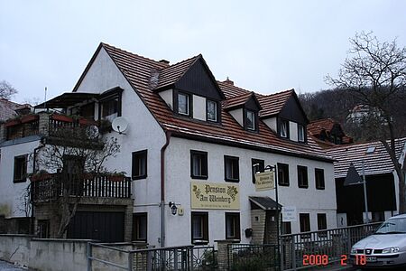 Weißes Reihenhaus vor der Fassadensanierung