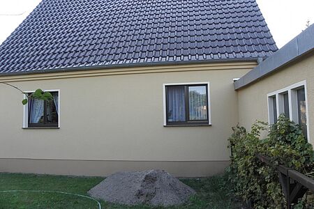 Einfamilienhaus mit creme-gelber Fassade