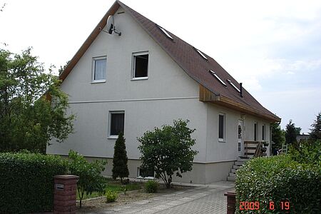 Einfamilienhaus mit stark verschmutzter, stark verschmutzter Fassade