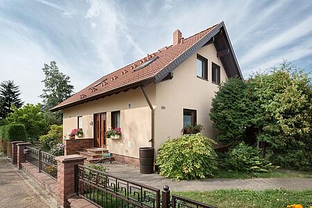 Einfamilienhaus in sehr hellem Pastellorange