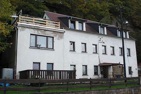 Mehrfamilienhaus mit sanierungswürdiger Fassade