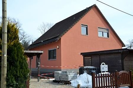 Einfamilienhaus mit Satteldach und roter Fassade