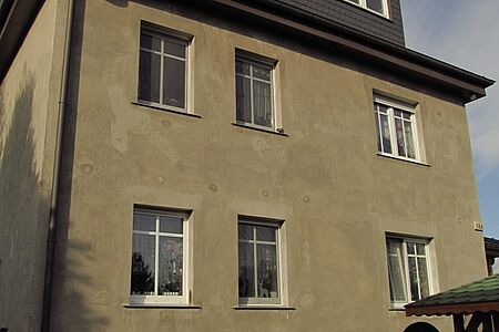 Dreistöckige Villa mit veralteter Fassade in hellem Braun