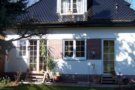 Haus mit Putz- und Klingerelementen vor der Sanierung